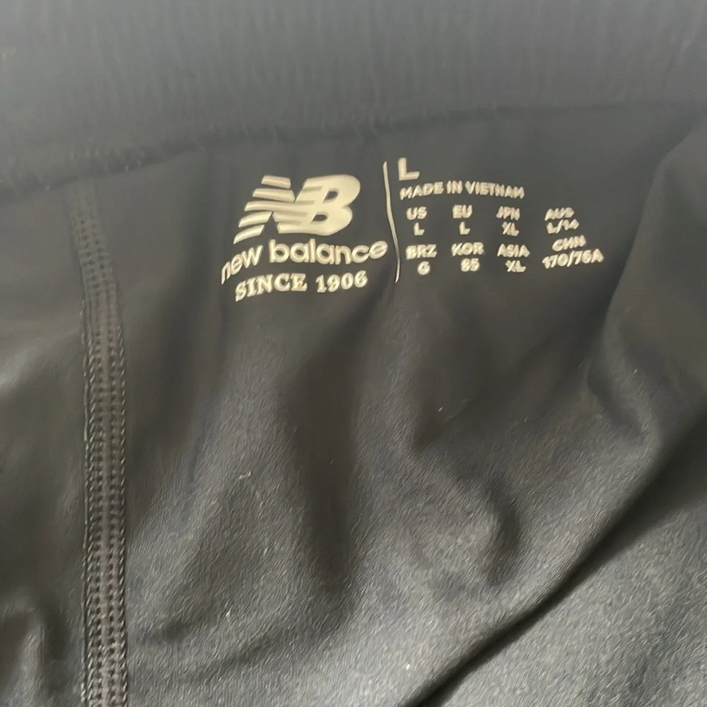 [New Balance] 2-in-1 Black Athletic Shorts with Compression Layer x2 - Picture 3 of 7